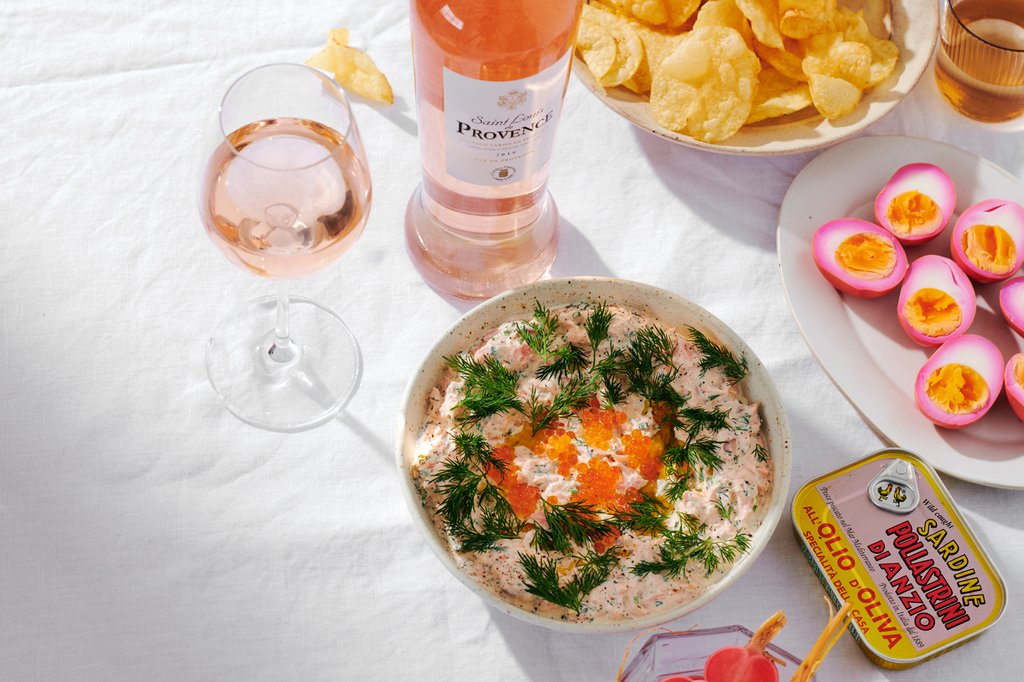 Learn how to make Smoked trout and crème fraîche dip with salmon roe with our simple recipe