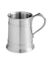  Royal Selangor Tankard 450ml<br> B A satin finish surface with simple lining pattern on its base as well as towards its top and bottom, giving it a balanced appearance. Size H11cm x 13cm x Dia 9.5cm x 45cL &nbsp; Bands of reeded moulding, the sole decoration on this tankard, accentuate its traditional feel. In satin finish pewter. Space is available for personalisation.