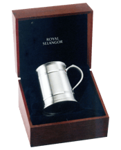  Royal Selangor Tankard -<br>Wooden G/box... 11139.545 Simple, straightforward, stylish. With a satin finish pewter tankard as elegant as this, the most understated of embellishments are enough. A gift as classic and timeless as itself.<br>This item comes in a wooden gift box.<br>Space is available for personalisation.