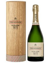  Piper-heidsieck Hors-serie<br>Champagne1971  750ML The initial nose is direct, opulent and spiced, with a powerful aromatic palette. The journey begins with a stroll through the undergrowth, which rapidly turns into the extravaganza of a spice market. Notes of liquorice and cloves give way to coffee and dark chocolate. Followed by black and dried fruits such as black currant, plum, damson, figs and dates, yielding to nuances of the Orient and dried flowers. HORS-SÉRIE 1971 continues to evolve magnificently in the glass. Its balance marries the p