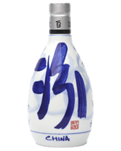  Fenjiu Qinghua 20 Year Old<br>500ml  500ML Qinghua Fenjiu uses top-grade Fenjiu original liquor, sealed and aged in Yixing wine urns buried underground. After aging, it is removed from the urns and blended with Fenjiu's techniques. The resulting liquor is clear, pure and elegant in aroma, mellow and refreshing, and leaves a long-lasting aftertaste, making it a classic masterpiece of Fenjiu.<br>The packaging uses the Chinese cultural element "national porcelain" — blue and white porcelain. Blue and white porcelain is elegant and noble. Fe