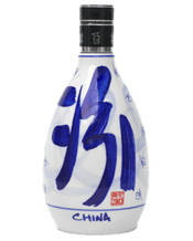  Fenjiu Qinghua 30 Year Old<br>500ml  500ML Qinghua Fenjiu, a pinnacle of Chinese spirits and baijiu alcohol, uses top-grade Fenjiu original liquor, sealed and aged in Yixing wine urns buried underground.<br>After aging, it is removed from the urns and blended with Fenjiu techniques. The resulting liquor is clear, pure and elegant in aroma, mellow and refreshing, and leaves a long-lasting aftertaste, making it a classic masterpiece of Fenjiu.<br>Enjoy this baijiu alcohol neat or in traditional settings to savor its mellow and refreshing p