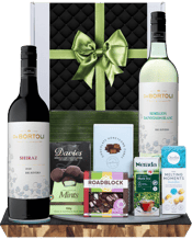  Hamper World De Bortoli Big<br>Rivers Gift Hamper... 750ML This gourmet hamper contains:<br>DeBortoli Big Rivers Shiraz &amp; Semillon Sauvignon Blanc 750ml each<br>Davies Dark Chocolate Mints 100g<br>Geelong Confectionary Chocolate Honeycomb Cubes 100g<br>So Moorish Milk Chocolate Road Block 125g<br>Nerada Tea Original Black Tea 25pk 50g<br>Charlie’s Fine Food &amp; Co Vanilla Bean Mini Melting Moments 50g<br>All Packaged inside a Gift Box and finished with a decorative sleeve.