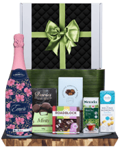  Hamper World De Bortoli<br>Emeri Pink Moscato... 750ML This gourmet hamper contains:<br>DeBortoli Emeri Moscato 750ml<br>Davies Dark Chocolate Mints 100g<br>Geelong Confectionary Chocolate Honeycomb Cubes 100g<br>So Moorish Milk Chocolate Road Block 125g<br>Nerada Tea Original Black Tea 25pk 50g<br>Charlie’s Fine Food &amp; Co Vanilla Bean Mini Melting Moments 50g<br>All Packaged inside a Gift Box and finished with a decorative sleeve.