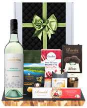 Hamper World De Bortoli<br>Semillon Sauvignon... 750ML This gourmet hamper contains:<br>DeBortoli Big Rivers Semillon Sauvignon Blanc 750ml<br>Honey Roasted Macadamia 75g<br>Chalies Mini Melting Moments 100g<br>Assorted Milk Cocolate Bites 30g<br>Daveies Mints 100g<br>Rinnalidi Nougat 175g<br>All Packaged inside a Gift Box and finished with a decorative sleeve.