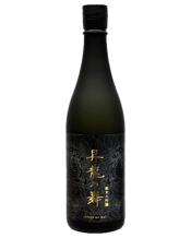  Shoryu No Mai Junmai<br>Daiginjo Gb 2023... 720ML A large typhoon hit the Ise region in 1989. Among the damage, there were only two rice plants left. This is the miracle rice "Isehikari".<br>The rice was luxuriously polished to 30% and carefully brewed with underground water from Hida Takayama.<br>This is ``Shoryu no Mai,'' an alcoholic beverage for special occasions that takes the form of the Shoryudo road that connects Ise and Hida.<br>Characteristics of taste<br>Fruity flavors reminiscent of melon and yellow apple, and a refreshing mineral f