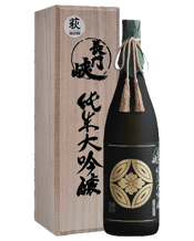  Chomonkyo Junmai Daiginjo<br>Gift Box 1.8l  1800ML The brewery was founded in 1913 near the scenic spot Nagato Gorge, however in 1971, due to the construction of the Abu River Dam, it moved to its current location upstream of Hagi City.<br>We strive day and night to make better sake in the clear waters of the Abu River.<br>Carefully selected Yamada Nishiki is shaved down to 35% and slowly fermented.<br>We use only carefully finished rice to create the unique taste of pure rice sake.<br>This sake is a work of art that combines the clear and mello
