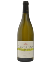  Castagna Growers Selection<br>Beechworth... 750mL A classic Beechworth Chardonnay, straw-gold with a green tinge: aromas of hazelnut, yellow peach, and nuances of matchstick mingled with spicy-oak notes of ginger and orange zest; the attack is full of rich, peach and nectarine fruit flavours.