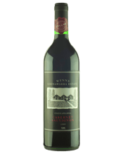  Wynns Black Label Cabernet<br>Sauvignon 1999  750mL While many considered the great South Australian vintage of 1998 to be 'the one', the '99 is proving to be the real star. A slower ripening season gives the Wynns Cabernet beautiful perfumed characters and an elegant structure that should be enjoyed for many years to come.